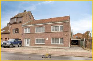 Immo Van Middelem verkoopt deze ruime en multifunctionele woning op een perceel van ca. 10a52ca, gelegen in het landelijke...