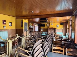 In het hartje van Itegem bevindt zich dit te renoveren handelspand met woonst, ideaal voor wie wonen en werken wil combineren.Indeling:Handelsruimte...