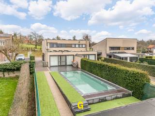 In Kleine Spouwen, langs de Overslagstraat ter hoogte van nummer 9, vinden we deze knappe instapklare halfopen woning met zwembad, op een...