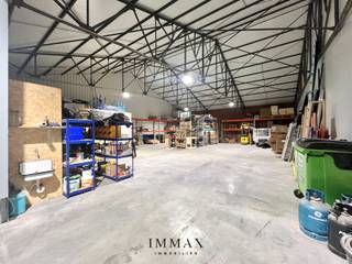 Looking for a spacious and well-equipped warehouse in an easily accessible location?<br />This practical commercial property in Torhout is situated a stone’s throw from the E403 and offers an excellent combination of space, accessibility and functionality.<br /><br />The warehouse has a recently insulated roof and is fitted with power supply, lighting and a 400V three-phase electrical installation with neutral, fused at 40A. There is also a water supply, as well as a toilet cubicle and a sink.<br /><br />For easy access, the warehouse is fitted with an automated sectional door, 4.30 metres high and 4 metres wide, featuring an integrated wicket door. The site also has CCTV surveillance and parking spaces are available.<br /><br />With a depth of 25.45 metres and a width of 14.87 metres, the warehouse offers ample space for a variety of professional activities.<br />The height to the ridge is 8.25 metres and the height under the trusses varies from 4 to 4.70 metres.<br /><br />Rent: €830 per month, excluding VAT<br />Service charges: €60 per month, excluding VAT<br />Available: 1 November 2026<br /><br />An attractive commercial property for anyone looking for a spacious, practical and easily accessible warehouse in the Torhout area.