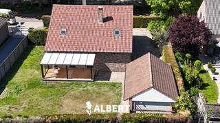 Op zoek naar een ruime instapklare ééngezinswoning met tuin op een rustige locatie? Deze woning met bewoonbare opp. van 266m² (bron EPC) is gelegen in Diepenbeek, op een mooi zuidgericht perceel van 788m² met grote tuin. Het bijgebouw biedt ook veel mogelijkheden voor hobbyisten, of als plaats voor een mobilhome.<br />De woning ligt vlakbij al de verbindingswegen naar Diepenbeek centrum, Genk of Hasselt. Met in de nabije omgeving sportmogelijkheden, openbaar vervoer en scholen.<br />Indeling:<br />* Kelder (41m²)<br /><br />* Gelijkvloers:<br />Inkomhal<br />Toilet<br />Bureau<br />Woonkamer (36m²)<br />Keuken <br />Wasplaats/Berging<br />Slaapkamer 1 (14m²)<br />Badkamer<br />Inpandige garage <br /><br />Bijgebouw (38m²) met veel mogelijkheden (incl. werkput) en hoge deuren (2.80m)!<br /><br />* Eerste verdieping:<br />Nachthal<br />4 Ruime slaapkamers (18m², 18m², 14m², 14m²)<br />Hobbykamer/Bureau (17m²) met toegang tot zolderberging<br /><br />* Bijzonderheden:<br />Ruime woning met enorm veel potentieel<br />Omheinde zuidgerichte tuin<br /><br />*EPC-C : Energiezuinige woning zonder renovatieplicht!<br /><br />Wens je meer informatie over dit unieke pand of graag een bezoek inplannen? Contacteer Nathalie 0477 493871 of nathalie.poelmans@albert.immo of bezoek onze website albert.immo.<br />Bij Albert kom je thuis!