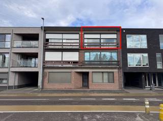 <p><span>Appartement met 2 slaapkamers en garage te huur nabij het centrum van Mol </span></p><p><span>Dit aangename appartement is gelegen op de tweede verdieping, op korte afstand van het centrum en biedt een praktische en comfortabele woonomgeving.</span></p><p><span>Het appartement beschikt over een inkomhal, een leefruimte, een keuken, twee slaapkamers en een badkamer met ligbad en toilet. </span></p><p><span>Daarnaast is er een handige berging aanwezig.</span></p><p><span>Aan de achterzijde bevindt zich een terras waar u rustig kunt genieten van de buitenlucht. </span></p><p><span>Het appartement beschikt bovendien over een garage, wat zorgt voor extra comfort en parkeergelegenheid.</span></p><p><span>Indeling:</span></p><ul><li><span>Inkomhal</span></li><li><span>Leefruimte</span></li><li><span>Keuken</span></li><li><span>2 slaapkamers</span></li><li><span>Badkamer met ligbad en toilet</span></li><li><span>Berging</span></li><li><span>Terras aan de achterzijde</span></li><li><span>Garage</span></li></ul><p><span> </span></p><p><span>Een verzorgd en praktisch appartement op een gunstige locatie, vlakbij het centrum en alle nodige voorzieningen.</span></p><p><span>Let op: dit appartementsgebouw heeft geen lift! </span></p>