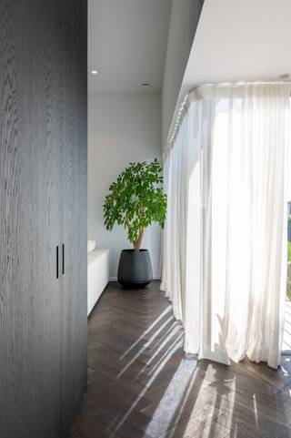 Deze prachtige penthouse is gelegen op toplocatie in residentie 8700, een nieuwbouwproject opgeleverd in 2021.<br />Het appartement heeft een bewoonbare oppervlakte van 164 m2 en ruim 85 m2 terras met prachtige vergezichten.<br /><br />Via de lift kom je rechtstreeks in de inkomhal van het appartement. Verder omvat deze een gastentoilet, leefkeuken met eiland, eetplaats en woonkamer. Via de nachthal bereik je de master slaapkamer die beschikt over een badkamer en suite en een dressing, Slaapkamer 2 en 3, apart toilet en tweede badkamer met wastafel en inloopdouche. Unieke terrassen met prachtige vergezichten. <br /><br />Troeven: <br />Ruimte en lichtinval door hoge plafonds <br />Panoramisch zicht en prachtige terrassen<br />Hoogwaardige afwerking met maatwerk, instapklaar<br />Openhaard op gas<br />Aankoop onder registratiebelasting, geen BTW (!)<br />EPC A <br />Mogelijkheid tot aankoop van ondergrondse parkeerplaatsen en bergingen<br />Mogelijkheid tot bemeubelde aankoop<br />Beschikbaar bij akte<br /> <br />Kortom: uniek appartement! Benieuwd?<br />Bezoek op afspraak via het nummer 0492 10 55 16 of via simon@karolienlafaut.be.