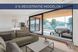 <p><strong>Ruim en energiezuinig nieuwbouw appartement (119 m²) met terras in het centrum van Brecht.<br />Verkoop onder registratierechten (mogelijk 2% bij voorwaarden)!<br /></strong>Dit nieuw appartement op de 1e verdieping (met lift) is centraal gelegen in het hart van Brecht, op wandelafstand van winkels en openbaar vervoer. Zowel het treinstation Noorderkempen als de oprit van de E19 bevinden zich op korte afstand.<br /><strong>Indeling:</strong><br />Inkomhal met apart toilet. De gezellige leefruimte van maar liefst 57m² omvat een zithoek, eetplaats en open keuken, allemaal op een stijlvolle parketvloer. De keuken is volledig uitgerust met hoogwaardige materialen en toestellen. Er zijn 2 slaapkamers (4 × 3,4 m en 3,38 × 2,8 m), met mogelijkheid tot het creëren van een derde kamer (momenteel ingericht als bureauhoek). Twee badkamers, waarvan één ensuite bij de hoofdslaapkamer, en een wasberging. Via het grote schuifraam in de leefruimte bereik je het aangename, overdekte terras.<br /><br /><strong>Extra troeven:<br /></strong>- Energiezuinige BEN-woning<br />- Geothermische warmtepomp en zonnepanelen<br />- Hoogwaardige en duurzame materialen<br />- Groot overdekt terras 17m²<br /><br /><strong>Verplicht bij aan te kopen (niet inbegrepen in de vraagprijs):<br /></strong>Privatieve kelderberging: € 6.000<br />Overdekte autostaanplaats onder een carport (nr. 10) met voorziening voor laadpaal: € 15.000 <br /><br /></p>