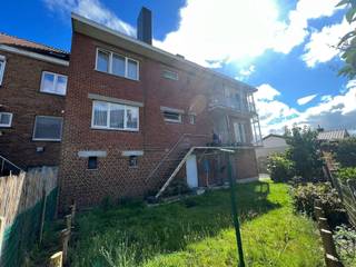 OPBRENGSTEIGENDOM bestaande uit 2 GROTE APPARTEMENTEN (150m2 per appartement met elk 3 SLK! en TERRASJE) + 4 GARAGES. Goedgelegen, en zeer...