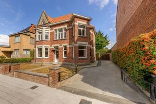 Deze charmante villa uit de jaren ’30 ademt klasse, authenticiteit en stijl. Met een royaal bewoonbaar oppervlak van 278 m² op een perceel van...