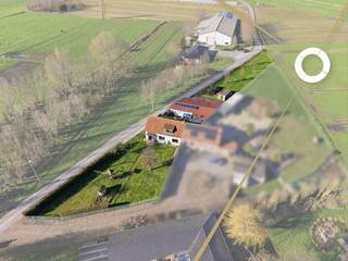 In een rustige en aangename omgeving in Hooglede bevindt zich deze halfopen bebouwing op een prachtig perceel van maar liefst 2.115 m². Hier geniet...