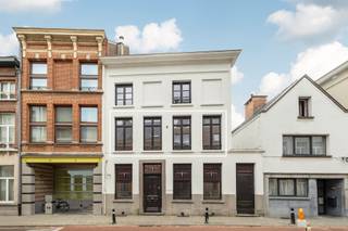 <p><span>Op een toplocatie, in </span><span>een rustige enkelrichtingstraat</span><span> en op wandelafstand van de Grote Markt, bevindt zich dit </span><span>prachtig gerenoveerde appartement</span><span> op de eerste verdieping van een </span><span>karaktervol pand</span><span>. Dankzij de combinatie van </span><span>authentieke elementen</span><span>, moderne afwerking, een uniek uitzicht én </span><span>een uiterst gunstige energiescore</span><span> is dit een absolute buitenkans voor wie stijlvol, centraal én energiezuinig wil wonen.</span></p><p><span>Via </span><span>een aparte zij-ingang</span><span> en een authentieke trap bereiken we het appartement op de eerste verdieping. Meteen vallen de </span><span>warme parketvloer</span><span> en de </span><span>natuurlijke lichtinval </span><span>op, die zorgen voor een elegante en uitnodigende sfeer. De ruime leefruimte loopt naadloos over in de open keuken en biedt een prachtig, </span><span>open zicht op de stad</span><span>, met de toren van de Sint-Gummaruskerk als indrukwekkend decor. Een grote glazen deur leidt naar </span><span>het zonnige dakterras</span><span>, waar je in alle rust en privacy kan genieten van een unieke buitenervaring – een zeldzaam pluspunt in het centrum van Lier. Het appartement beschikt over </span><span>twee ruime slaapkamers</span><span>, een luxueuze badkamer met </span><span>moderne inloopdouche</span><span> en dubbele wastafel, een apart toilet en een praktische berging. </span></p><p><span>Troeven</span></p><ul><li><span>Prachtig gerenoveerd appartement met warme parketvloer</span></li><li><span>Lichte en ruime leefruimte met uitzicht op de Sint-Gummaruskerk</span></li><li><span>Groot en zonnig dakterras</span></li><li><span>Twee volwaardige slaapkamers</span></li><li><span>Energiezuinig met uitstekende EPC-score</span></li><li><span>Gelegen in rustige enkelrichtingstraat nabij Grote Markt, winkelstraat en Zimmerplein</span></li></ul><p><span>Bent u op zoek naar een instapklaar appartement met karakter en comfort in hartje Lier? Neem dan gerust contact op via <span>thomas.onzia@urbainvastgoed.be</span></span><span> of bel 03 501 97 16 voor meer informatie of een bezoek.</span></p><p><span>Alle documenten vindt u onderaan deze pagina. Het bodemattest, de stedenbouwkundige inlichtingen zijn momenteel in aanvraag.</span></p><p><span> </span></p>