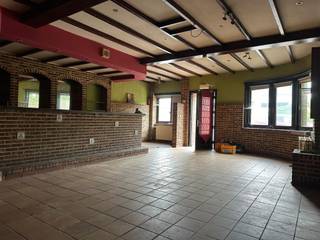 This commercial house currently consists of a catering business on the ground floor with sanitary facilities. On the ground floor there is a...