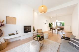 <p><span>Prachtig gerenoveerde woning in Ekeren Donk met ruime tuin, 4 slaapkamers en zonnepanelen.</span></p><p><span> </span></p><p><span>Instapklare totaalrenovatie waar stijl, comfort en functionaliteit perfect samenkomen.</span></p><p><span> </span></p><p><span>Deze bijzonder mooie woning werd volledig gerenoveerd volgens de nieuwste interieurtrends, met veel aandacht voor hoogwaardige afwerking, ruimte en natuurlijke lichtinval. De woning is volledig instapklaar en biedt een hedendaags wooncomfort in een rustige, maar uitstekend gelegen omgeving.</span></p><p><span> </span></p><p><span>De ruime leefruimtes genieten dankzij de grote raampartijen van heel wat natuurlijk licht, waardoor de woning een aangename en open sfeer krijgt.</span></p><p><span> </span></p><p><span>De woning beschikt over 3 slaapkamers op de verdieping. Daarnaast is er nog een extra grote kamer op het gelijkvloers die tal van mogelijkheden biedt: ideaal als ruimte voor een vrij beroep, ruime hobbykamer, thuiskantoor of als 4de slaapkamer.</span></p><p><span> </span></p><p><span>Ook buiten biedt deze woning heel wat troeven. Via de zij-ingang naast de woning kunnen fietsen eenvoudig en veilig gestald worden. De grote tuin biedt volop ruimte om te genieten en loopt door tot aan de doodlopende straat achteraan, wat zorgt voor een bijzonder rustige en aangename omgeving.</span></p><p><span> </span></p><p><span>De woning bevindt zich in een rustige straat, maar is tegelijk strategisch gelegen met een uitstekende verbinding naar de autosnelweg en belangrijke verbindingswegen. Ideaal voor wie rustig wil wonen en toch snel onderweg wil zijn.</span></p><p><span> </span></p><p><span>Troeven</span></p><p><span>- Volledig en smaakvol gerenoveerd</span></p><p><span>- Hedendaagse inrichting volgens de nieuwste interieurtrends</span></p><p><span>- Veel natuurlijke lichtinval</span></p><p><span>- 3 slaapkamers</span></p><p><span>- Extra grote kamer: vrij beroep, hobbykamer, bureau of 4de slaapkamer</span></p><p><span>- Ruime tuin</span></p><p><span>- Zij-ingang met mogelijkheid tot fietsenstalling</span></p><p><span>- Tuin met uitweg aan de doodlopende straat achteraan</span></p><p><span>- Rustige ligging</span></p><p><span>- Uitstekende bereikbaarheid</span></p><p><span>- Gunstig EPC: B</span></p><p><span>- Zonnepanelen</span></p><p><span> </span></p><p><span>Een woning voor wie op zoek is naar ruimte, comfort, een stijlvolle afwerking én een uitstekende ligging.</span></p>