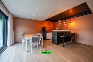 In het centrum van Beveren (Roeselare) vindt u deze instapklare woning met tal van mogelijkheden, ideaal voor wie comfortabel wil wonen én tegelijk plaats zoekt om een zelfstandige activiteit uit te oefenen. Voor de deur is ruime parkeergelegenheid voorzien en achteraan beschikt u over een dubbele garage met automatische poort.<br /><br />De woning werd grondig gerenoveerd in 2014 en 2018 en uitgerust met moderne technieken zoals een warmtepomp op het gelijkvloers, een alarmsysteem met camera’s, ventilatiesysteem, 30 zonnepanelen en twee regenwaterputten van telkens 7.500 liter. De elektriciteit is bovendien volledig gekeurd en conform.<br /><br />Op het gelijkvloers bevindt zich een praktijkgedeelte met inkomhal en wachtruimte, twee aparte praktijkruimtes en een polyvalente ruimte waar momenteel een bar is ingericht, maar die eenvoudig kan worden heringericht tot extra werk- of praktijkruimtes. Verder vindt u er ook sanitaire voorzieningen, een technische ruimte en een aparte wasplaats.<br /><br />Op de eerste verdieping geniet u van een lichtrijke leefruimte met palletkachel, een volledig geïnstalleerde keuken met bijkeuken, drie slaapkamers, een dressing, een apart gastentoilet en een badkamer met lavabomeubel, inloopdouche en toilet. Via de leefruimte heeft u toegang tot het ruime terras met zonneluifel.<br /><br />De zolderverdieping werd ingericht als een zeer ruime slaapkamer met aansluitend een praktische opslagruimte. Ook buiten is het aangenaam vertoeven, de woning beschikt over een gezellige tuin.<br /><br />Voor meer informatie of een bezoek kunt u contact opnemen via axel@immofrancois.be of telefonisch op 0471/45.29.95.