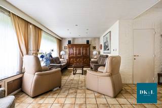 Bent u op zoek naar ruimte, rust en potentieel op een toplocatie? Deze karaktervolle twee-onder-één-kapwoning in Schoten is gelegen op een prachtig perceel van maar liefst 1.139 m² en biedt tal van mogelijkheden voor gezinnen, zelfstandigen of liefhebbers van groen.<br />De woning beschikt over een ruime en lichtrijke leefruimte waar de woonkamer naadloos overgaat in de eetkamer, wat zorgt voor een aangename en open woonbeleving. De rustieke keuken sluit perfect aan bij de authentieke charme van de woning. Verder vindt u op het gelijkvloers een ruime inkomhal, een apart gastentoilet, een praktische bergplaats en een bureau van 12 m², ideaal voor thuiswerk of een hobbyruimte. Achteraan werd een veranda aangebouwd die zorgt voor extra leefruimte en een mooie verbinding vormt tussen de woning en de tuin. Dankzij de grote raampartijen geniet u hier het hele jaar door van veel lichtinval en een rustgevend uitzicht op het groen.<br />Op de verdieping bevinden zich vier volwaardige slaapkamers, waardoor deze woning uitermate geschikt is voor grotere gezinnen.<br />Buiten geniet u van een prachtige zuidgerichte tuin, waar u de hele dag van de zon kunt genieten in een rustige en groene omgeving. Het ruime bijgebouw van 94 m² biedt tal van mogelijkheden als werkplaats, opslagruimte, atelier of hobbyruimte. Daarnaast beschikt het perceel over een carport naast het bijgebouw en een oprit naast de woning, wat zorgt voor voldoende parkeergelegenheid.<br />EPC E met renovatieplicht.<br /><br />Maak nu uw afspraak op www.dklvastgoed.be