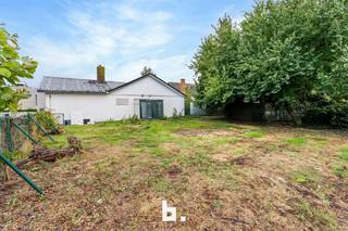 Op een perceel van 957 m² vindt u deze verder af te werken bungalow met een bruikbare vloeroppervlakte van 139 m². Dit is de ideale woning voor wie graag zijn eigen stempel drukt en de afwerking volledig naar smaak wil realiseren.<br /><br />Binnenin beschikt de woning over een ruime leefruimte met veel lichtinval, perfect voor gezellige familiemomenten. Verder is er een inpandige garage die rechtstreeks toegang geeft tot de woning.<br /><br />De buitenruimte is een absolute troef: een aangename, volledig afsluitbare tuin, waar u in alle rust en privacy kan genieten. Bovendien is er ruime parkeergelegenheid op eigen terrein, wat het comfort alleen maar vergroot.<br /><br />Met zijn gunstige ligging in Roeselare, veel ruimte en talloze mogelijkheden is dit een unieke kans voor wie op zoek is naar een woning met karakter én potentieel.<br /><br />Dit pand wordt verkocht onder het systeem van START 2 FINISH.<br />Elk prijsvoorstel gelijk of hoger dan deze startprijs wordt voorgelegd aan de verkoper(s) die dit al dan niet kan aanvaarden.<br />Startprijs: 299.000 EUR