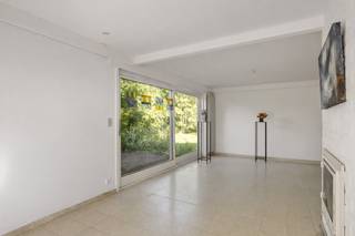 <p>Rustig gelegen in een residentiële woonwijk en omgeven door een groene tuin die volledige privacy biedt, vindt u deze modernistische villa uit 1973. De woning onderscheidt zich door haar tijdloze architectuur, open leefruimtes en grote raampartijen die zorgen voor een overvloed aan natuurlijk licht. De indrukwekkende vide, de karaktervolle centrale haard en de sterke verbinding met de tuin creëren een unieke en aangename woonbeleving.<br /><br />De praktische indeling omvat vier slaapkamers, waarvan twee op het gelijkvloers en twee op de eerste verdieping. Verder beschikt de woning op het gelijkvloers over een badkamer, een technische berging, een wasplaats en een apart gastentoilet. De combinatie van strakke witte gevels, asymmetrische dakvormen en zorgvuldig uitgewerkte volumes verleent de woning een tijdloze uitstraling die vandaag opnieuw bijzonder gegeerd is.<br /><br />Dankzij de solide constructie en de bijzondere architectuur biedt deze villa een unieke kans om een karaktervolle woning volledig naar eigen smaak te moderniseren, met respect voor haar oorspronkelijke ontwerp. Een ideale thuis voor wie op zoek is naar rust, privacy, ruimte en een woning met een eigen identiteit.<br /><br />De prijs betreft een richtprijs. Alle biedingen boven of onder deze prijs worden voorgelegd aan de eigenaars die er al dan niet kunnen op ingaan.</p>
<p>Meer informatie? Contacteer Nicola via 0479 43 30 86<br />Altijd welkom!</p>
