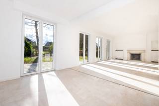 <div>
<p>In een van de meest gewilde wijken van Waterloo, in het hart van het groene Vert-Coucou, combineert deze prachtige, volledig gerenoveerde villa van ± 280 m² op elegante wijze de charme van klassieke architectuur met het comfort van het hedendaagse leven. Bij binnenkomst wordt u verwelkomd door een majestueuze hal die uitkomt op royale ontvangstruimtes. De woonkamer van ± 61 m², die dankzij de zuidoostelijke ligging en de ramen die uitkijken op de tuin baadt in het licht, vormt het hart van het huis. Een ideale plek om bijzondere momenten met het gezin door te brengen of gasten in een gezellige sfeer te ontvangen. De volledig uitgeruste keuken sluit naadloos aan op deze harmonieuze leefruimte. Een kantoor van ± 13 m², een garderobe en een toilet maken deze verdieping compleet. Op de bovenverdieping is het slaapgedeelte ontworpen om te voldoen aan de behoeften van een gezin dat op zoek is naar comfort. De oudersuite van ± 27 m² beschikt over een eigen kleedkamer en een eigen badkamer. Vier andere lichte slaapkamers, waarvan één met aangrenzende doucheruimte, evenals een tweede badkamer en een apart toilet, garanderen ruimte en privacy voor iedereen. De kelder biedt bijzonder aantrekkelijke troeven: een ruime garage met plaats voor twee auto’s, een werkplaats, een wijnkelder en talrijke opbergruimtes. Deze zeldzame woning ligt vlak bij scholen, winkels, verkeersaders en sportfaciliteiten en overtuigt door de perfecte balans tussen een groene leefomgeving en dagelijks gebruiksgemak. Een karaktervolle woning waar elke ruimte is ontworpen om comfort, elegantie en levenskwaliteit te bieden. Direct beschikbaar. Gasverwarming. EPC D. Afmetingen ter indicatie.*</p>
<p><u>Op de begane grond:</u></p>
<ul>
<li>Imposante inkomhal met een garderobe en een toilet</li>
<li>Ruime woonkamer van ±61 m² met toegang tot de tuin op het zuidoosten, wat zorgt voor veel lichtinval in de leefruimtes</li>
<li>Volledig uitgeruste keuken (oven, kookplaat, afzuigkap, koelkast, vriezer, vaatwasser)</li>
<li>Kantoor van ±13 m²</li>
</ul>
<p><u>Op de 1<sup>e</sup> verdieping:</u></p>
<ul>
<li>Slaapgedeelte</li>
<li>1 ouderslaapkamer van ±27 m² met eigen kleedkamer en badkamer (dubbele wastafel, inloopdouche, toilet)</li>
<li>1 slaapkamer van ±10 m² met eigen doucheruimte</li>
<li>3 slaapkamers van ±10 m² - ±11 m² - ±13 m²</li>
<li>1 badkamer (wastafel, bad)</li>
<li>Apart toilet</li>
</ul>
<p><u>Op niveau -1:</u></p>
<ul>
<li>1 grote garage met ruimte voor 2 auto’s</li>
<li>1 werkplaats</li>
<li>1 wijnkelder</li>
<li>Diverse opbergruimtes, waaronder een wasruimte</li>
</ul>
<p>Gasgestookte verwarmingsketel.</p>
<p>Afmetingen ter indicatie</p>
</div>