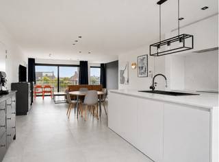 Dit ruime en instapklare appartement combineert comfort, energiezuinigheid en een uitstekende ligging. Met een lichtrijke leefruimte, open keuken, twee slaapkamers, twee terrassen en een praktische extra ruimte biedt dit appartement heel wat mogelijkheden. Bovendien beschikt het over een ruime garage, die optioneel kan worden aangekocht.<br /><br />De ligging is een absolute troef. Vanuit de Kortrijksestraat zijn winkels, horeca en andere dagelijkse voorzieningen vlot bereikbaar. Dankzij de centrale ligging zijn ook de omliggende gemeenten gemakkelijk bereikbaar. Tegelijk geniet u in het appartement van een aangename en rustige woonomgeving.<br /><br />Bij het binnenkomen komt u terecht in de ruime woonkamer met open keuken. De leefruimte geniet van aangenaam lichtinval en biedt rechtstreeks toegang tot twee ruime terrassen, één aan de voorzijde en één aan de achterzijde van het appartement. <br />Verder beschikt het appartement over twee slaapkamers, een badkamer, een apart toilet, een praktische berging.<br /><br />Bij het appartement hoort een ruime garage met kantelpoort. De garage kan afzonderlijk worden aangekocht aan een meerprijs van €30.000.<br /><br /><u>Troeven</u>:
<ul>
<li>Ruim en instapklaar appartement</li>
<li>2 slaapkamers en 2 ruime terrassen</li>
<li>Energiezuinig met E-peil 42 – energielabel A</li>
<li>Rustige en centrale ligging</li>
<li>Interessant voor zowel eigen bewoning als investering</li>
</ul>
Het appartement is momenteel verhuurd aan €875per maand (incl. syndickosten), exclusief de garage. Dankzij de combinatie van het gunstige E-peil 42 (energielabel A) en de huidige verhuur is dit een interessante opportuniteit voor wie op zoek is naar een investering met een onmiddellijke huurinkomst.<br /><br />Ook als eigen woonst biedt dit appartement heel wat troeven. De ruime leefruimte, twee slaapkamers, twee terrassen en de rustige maar centrale ligging zorgen voor een comfortabele woonomgeving met alle nodige voorzieningen binnen handbereik.<br /><br />Bij interesse, aarzel niet ons te contacteren voor meer informatie of een plaatsbezoek op 051/201.400 of info@dicasa.be