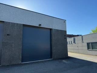 Goed gelegen bedrijfsunit met 5,5m vrije hoogte in half-open bebouwing met een oppervlakte van 94m² en 1 privatieve staanplaats achter het gebouw...