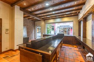 Ben je op zoek naar een authentiek handelspand met luxueuze woonst in het hart van Aalst? Gevonden!Op een steenworp van de Grote Markt, in de...