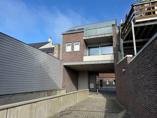 Modern duplexappartement met 2 terrassen, een ondergrondse autostandplaats en berging Indien u zich kandidaat huurder wenst te stellen dient u zich...