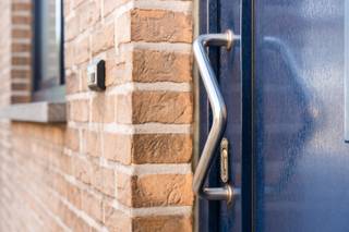 <p>Welkom in de <strong>Azalealaan 11 te Sint-Niklaas</strong>.<br /><br />Deze <strong>instapklare rijwoning</strong> heeft vier slaapkamers, een open leefruimte en een tuin met een grote berging.<br />Ook <strong>zonnepanelen en airco</strong> zijn aanwezig.<br /><br />We stappen binnen in de <strong>inkomhal</strong> met een afzonderlijk <strong>gastentoilet</strong>.<br />Aan de voorzijde ligt de <strong>open keuken</strong>, met veel kastruimte en een praktisch werkblad.<br />Aansluitend vinden we de <strong>eetplaats</strong> en het <strong>salon</strong>. Het brede schuifraam achteraan brengt veel daglicht binnen en geeft zicht op de <strong>Zuidgerichte tuin.</strong><br />Via het salon stap je op het <strong>terras met elektrisch zonnescherm</strong>. Hier is plaats om buiten te eten of rustig te zitten. Enkele treden hoger ligt het gazon, met plantenborders langs het tuinpad.<br />De <strong>grote tuinberging</strong> (20 m2) achteraan is een echte troef: je hebt er ruimte voor tuinmateriaal, extra opslag of een werkplek voor je hobby.<br /><br />Op de <strong>eerste verdieping</strong> vinden we<strong> twee slaapkamers</strong>, met de hoofdslaapkamer aan de achterzijde.<br />De <strong>badkamer</strong> is uitgerust met een ligbad met douche, een lavabomeubel en een toilet.<br />De afzonderlijke <strong>wasberging</strong> biedt plaats voor een wasmachine, droogkast en je poetsgerief.<br /><br />Een <strong>vaste trap</strong> brengt ons naar de zolderverdieping met de <strong>derde en vierde slaapkamer</strong>.<br />Eén van deze kamers wordt momenteel als speelkamer gebruikt.<br />De dakramen zorgen voor natuurlijk licht.<br /><br /><strong>Technisch en praktisch:</strong></p>
<ul>
<li><span>EPC-score: 123 kWh/m²/jaar.</span></li>
<li><span>Zonnepanelen: 3.910 Wp.</span></li>
<li><span>Airco aanwezig.</span></li>
<li><span>G-score: A — P-score: A.</span></li>
<li><span>Stedenbouwkundige informatie: in aanvraag.</span></li>
<li><span>Beschikbaar vanaf juli 2027.</span></li>
</ul>
<p><br />Zoek je een instapklare woning met vier slaapkamers en een tuin in het centrum van de stad?<br /><strong>Maak snel een afspraak</strong> en ontdek de Azalealaan 11 tijdens een bezoek.<br /> </p>