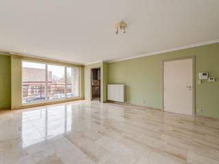 INDELINGWoonkamer op natuursteen (ca 40 m²) met ingebouwde verlichting en toegang tot balkonterras.Keuken op natuursteen, voorzien van volgende...