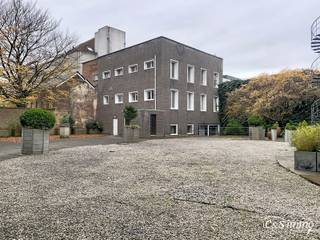 Appartement d'angle prêt à emménager avec terrasse ensoleillée sur le toit, idéalement situé près de l'UA. Idéal pour les primo-accédants ou les investisseurs<br />Cet appartement d'angle charmant se trouve dans cet immeuble bien entretenu, au calme, au premier étage.<br />La porte d'entrée sécurisée donne accès à un salon spacieux et lumineux (environ 40 m²), doté d'un sol carrelé facile d'entretien. La cuisine ouverte s'y intègre harmonieusement et est équipée d'une plaque à induction, d'un four, d'un évier et d'un réfrigérateur avec compartiment congélateur. Depuis le salon et la cuisine, vous profitez d'une vue dégagée sur l'agréable cour intérieure commune.<br />La chambre (environ 13 m²) offre un environnement calme pour dormir. La salle de bains récemment rénovée est élégamment finie dans un style mortex et équipée d'une baignoire avec fonction douche, d'un lavabo et de toilettes.<br />La terrasse commune sur le toit, d'une superficie de pas moins de 70 m², est un atout indéniable. C'est un endroit idéal pour se détendre au soleil et profiter de la vue sur l'église Saint-Antoine-de-Padoue toute proche. De plus, le bâtiment est équipé d'un ascenseur.<br />Cet appartement est une excellente opportunité pour ceux qui recherchent un logement prêt à emménager ou un investissement rentable. Chauffage central privé au gaz. Double vitrage.