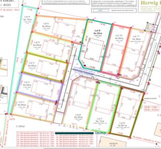 Dans un nouveau lotissement à Imde (Wolvertem), vous trouverez ce beau terrain de 6a20ca, idéal pour la réalisation de votre maison individuelle de rêve.Le terrain à bâtir (LOT 9) est situé dans une rue en cul-de-sac, entouré de verdure et bénéficie d’un environnement particulièrement calme – parfait pour ceux qui recherchent intimité et qualité de vie.Principales prescriptions urbanistiques :Construction ouverte (4 façades)- Profondeur de construction : max. 15 m (rez-de-chaussée) et 12 m (étage)- Largeur de construction : max. 10,80 m- Hauteur de corniche : max. 6,30 m- Forme de toiture libre (toit plat ou incliné autorisé)- Minimum 1 garage et/ou 1 carport à prévoir- Mesures administratives dans le registre des mesures: nonInformations pratiques :- Frais d’acte (400 € TVAC) et frais de mesurage du géomètre (1.625 € TVAC) à charge de l’acquéreurUne excellente opportunité pour construire dans un cadre calme et privilégié à Imde, avec une bonne accessibilité vers les communes environnantes.Plus d’informations ? Contactez-nous au 02 460 80 46 ou via info@structura.be