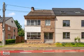 Ben je op zoek naar een vastgoedproject met potentieel in het landelijke Rillaar?<br />Deze halfopen bebouwing aan de Ebdries 26 biedt een leuke kans voor wie graag de handen uit de mouwen steekt. Deze woning is rustig gelegen in een groene omgeving, maar toch met een vlotte verbinding naar de omliggende dorpskernen en de oprit van de E314. Wat deze eigendom bijzonder maakt, is dat de woning beschikt over een solide structuur en een handige oprit die doorloopt tot aan de achterzijde van de woning waar zich de garage bevindt. <br /><br />Dit pand wacht op een renovatie om getransformeerd te worden tot een moderne, gezellige gezinswoning. Hoewel er momenteel nog werk aan de winkel is op het vlak van de energiezuinigheid en het asbestveilig maken van het gebouw, geeft dit je net de perfecte gelegenheid om de isolatie en technieken volledig naar eigen hand te zetten. <br /><br />Binnenin tref je een verrassend ruime leefruimte aan met een gezellige kachel van waaruit je de lichtrijke, aanpalende eetkamer inkomt. De achterliggende keuken, biedt een direct contact met de tuin en de vrijstaande garage. Via de inkomhal kan je met de vaste trap de eerste verdieping bereiken die plaats biedt aan de badkamer, 2 grote slaapkamers en een kleine kamer die kan dienen als bureau of slaapkamer. Er is toegang tot de zolder via een trapluik  in de nachthal. Extra bergruimte is mogelijk in de droge kelder. De oprit aan de zijkant van het huis loopt door tot aan de vrijstaande garage. De woning is eveneens toegankelijk via de zijdeur in de keuken.<br /><br /><u><strong>INDELING:</strong></u><br /><strong>Gelijkvloers:</strong> inkomhal, leefruimte, keuken, toilet<br /><strong>1ste verdieping:</strong> nachthal, 2 ruime slaapkamers, 1 kleinere slaapkamer, badkamer<br /><strong>Zolder:</strong> zolderruimte<br /><strong>Tuin:</strong> oprit, tuin, vrijstaande garage<br /><strong>Kelder:</strong> kelderruimte, stookplaats<br /><br />Ervaar zelf de vele voordelen van deze woning tijdens een persoonlijke rondleiding.<br />Maak vandaag nog je afspraak.<br />Mail naar info@immopersyn.be of bel 013 444 008.