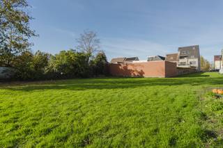 This plot is centrally located in the Menenstraat in Wevelgem. Looking for an opportunity to develop your real estate dream yourself? Request...