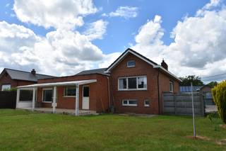 <p><span>NIEUW BIJ ANIMO VASTGOED!</span></p><p><span>Charmante en ruime splitlevel woning op een toplocatie vlak bij de Paalse Plas en E313</span></p><p><span>In het mooie en rustig gelegen Paal vinden we deze karaktervolle, vrijstaande gezinswoning uit 1967. Gelegen op een royaal perceel van maar liefst 09a 48ca, biedt dit eigendom de ultieme balans tussen rust, natuur en een uitstekende bereikbaarheid. De ligging is werkelijk een droom: op een steenworp afstand van de Millennium Golf en de Paalse Plas met zijn prachtige wandelroutes, én tegelijkertijd geniet u van een zeer vlotte verbinding met de op- en afritten van de E313. Hier woont u in een oase van groen, zonder in te boeten op mobiliteit.</span></p><p><span>Dankzij de doordachte splitlevel-architectuur geniet u binnen van een speelse indeling en een uiterst aangename ruimtebeleving. Bij het binnenkomen valt meteen op hoe de grote raampartijen de hele woning hullen in een zee van natuurlijk daglicht. De gezellige, mooie keuken vormt het hart van het huis voor wie van koken houdt; het prachtige, rustgevende uitzicht op de grote, groene tuin nodigt hier elke dag opnieuw uit tot kokerellen. Via de nachthal bereikt u het verhoogde slaapgedeelte, waar drie volwaardige en comfortabele slaapkamers liggen, stuk voor stuk slim uitgerust met praktische, ingebouwde muurkasten.</span></p><p><span>Ook op technisch vlak is de woning klaar voor de toekomst. Met de reeds vernieuwde PVC-ramen (voorzien van rolluiken rondom) en een moderne, vernieuwde verwarmingsinstallatie op gas, beschikt dit huis over een gunstig EPC. U bent hier dan ook volledig vrijgesteld van de renovatieverplichting, wat zorgeloos wonen vanaf dag één betekent. Als kers op de taart is de woning volledig onderkelderd. Deze enorme extra troef biedt niet alleen ontzettend veel opbergruimte, maar herbergt ook een zeer ruime, praktische wasplaats met 2de toilet en een handige inpandige garage.</span></p><p><span>Kortom: een perfect onderhouden, lichtrijke open bebouwing met een prachtige tuin op een absolute toplocatie voor zowel natuurliefhebbers, pendelaars als sportievelingen. Mis deze unieke kans niet en plan snel uw bezoek!</span></p>