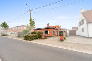 [[ DIT PAND NEEMT DEEL AAN DE ERA OPEN HUIZEN DAG OP 13/6 VAN 16:00 TOT 17:00 ]] Te koop: open bebouwing in een rustige éénrichtingsstraat in Lochristi (Beervelde), op korte afstand van winkels, scholen en openbaar vervoer.<br /><br />Deze woning uit 1966 biedt zeer veel potentieel voor wie op zoek is naar een ruime gezinswoning met mogelijkheden tot modernisering en renovatie. Dankzij de ligging in een rustige straat geniet u van privacy, terwijl alle voorzieningen binnen handbereik zijn. Twee slaapkamers bevinden zich op het gelijkvloers, en er is een mogelijkheid tot een derde kamer op de verdieping.<br /><br />Tot slot bevindt er zich nog een garage die momenteel dienst doet als berging. Indien de veranda wordt verwijderd, kan deze opnieuw dienst doen als garage.<br /><br />Om een beeld te geven van het potentieel hebben we na enkele ruimtes ook een render toegevoegd, de eerste foto is dus telkens de bestaande toestand.<br /><br />Belangrijkste ruimtes:<br />• Woonkamer (36 m²) met veel lichtinval<br />• Keuken (16 m²) met directe toegang tot de leefruimte<br />• Twee slaapkamers op het gelijkvloers (14 m² en 13 m²)<br />• Badkamer (7 m²) met ligbad, toilet, bidet en enkel spoelbak<br />• Berging (7 m²) met aansluiting voor wasmachine en droogkast<br />• Veranda (11 m²) voor extra leefruimte<br />• Garage (22 m²)<br />• Extra slaapkamer op verdieping (13 m²)<br /><br />Troeven:<br />• Rustige éénrichtingsstraat vlakbij alle voorzieningen<br />• Woning met zeer veel potentieel<br />• Twee kamers op gelijkvloers, mogelijkheid tot derde op verdieping<br /><br />Neem vandaag nog contact op met je ERA-makelaar voor een bezoek.<br />JOUW DROOMHUIS. ZO GEVONDEN!