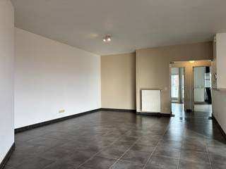 Bent u op zoek naar een comfortabel en energiezuinig appartement met terras en autostaanplaats? Dan is dit appartement zeker de moeite om te bezoeken!<br /><br />Gelegen in een rustige omgeving in Leuven, dichtbij het ziekenhuis Gasthuisberg (1km), vind je dit ruime appartement met twee slaapkamers terug. Geniet van de rust van de omgeving terwijl je toch alle gemakken van de stad binnen handbereik hebt.<br /><br />Dit prachtige appartement bevindt zich op de 1de verdieping is en bereikbaar via de trap of lift. Je komt binnen in een lichtrijk appartement met hoog plafond dat zorgt voor een echt ruimtegevoel. Het appartement bestaat uit een inkomhal, ruime living en volledig afgewerkte keuken met berging. Ook is er een aangenaam (Z-O) terras aanwezig met een mooi uitzicht op de Leuvense binnenstad. Daarnaast zijn er 3 slaapkamers, een badkamer met douche, ligbad, toilet en lavabomeubel met spiegel en een gastentoilet via de inkomhal. Verder bevindt er zich in de kelder nog een autostaanplaats met aansluitend een privatieve berging.<br /><br />De uitstekende EPC-score (label A) zorgt voor een comfortabele en energiezuinige woonervaring. Een unieke kans om te wonen op een plek waar kwaliteit, comfort en uitzicht samenkomen.<br /><br />Het appartement is onmiddellijk beschikbaar met een huurprijs van €1400 + €75 voor de gemeenschappelijke kosten waaronder alle verbruik en onderhoud van de gemeenschappelijke delen.  Alle nutsvoorzieningen zijn privatief.<br /><br />Is dit appartement een match? U kan dan een bezoek inplannen via "Bezoekmoment kiezen". Indien u de knop "Bezoekmoment kiezen" niet kan terugvinden, betekent dit dat er momenteel geen bezoekmoment meer wordt georganiseerd. Wij zijn ook bereikbaar via het nummer 016 23 90 81,  elke weekdag tussen 10u en 13u. 