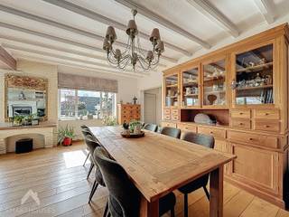 Welkom in deze instapklare, charmante woning waar een warme en gezellige sfeer u meteen omarmt. Via de inkomhal betreedt u de volledig geïnstalleerde keuken met knusse zithoek, een uitnodigende plek waar koken en samenzijn moeiteloos in elkaar overvloeien. De sfeervolle badkamer, uitgerust met bad, douche, lavabo en toilet, biedt alle comfort in een aangenaam kader.<br /><br />De ruime, lichtrijke leefruimte vormt het kloppend hart van de woning. Een gezellige zit- en eethoek en het prachtige zicht op de groene tuin, is de ideale plek om tot rust te komen en te genieten van elk seizoen. Op de eerste verdieping bevinden zich twee volwaardige slaapkamers.<br /><br />Buiten waant u zich in een oase van rust: een prachtige tuin met vijver, zonneterras en een overdekt terras nodigt uit tot lange, ontspannen dagen en sfeervolle avonden. De tuinberging, dubbele garage en carport geschikt voor een mobilhome zorgen voor extra comfort. Bovendien biedt de ruime zolderverdieping boven de garage tal van mogelijkheden, waaronder het creëren van twee extra slaapkamers.<br /><br />Extra troeven<br /><br />
<ul>
<li>zonnepanelen</li>
<li>grondwaterput</li>
<li>dubbele garage</li>
<li>voldoende parkeergelegenheid</li>
<li>rustig gelegen</li>
<li>nabij belangrijke invalswegen en winkels</li>
<li>instapklaar</li>
</ul>
<br />Deze woning is te koop ZONDER makelaar via het concept van Smart Houses. Wenst u verdere inlichtingen of een bezoek? Contacteer rechtstreeks de eigenaar via 0492/65.40.64