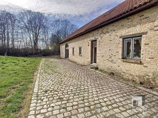 Te renoveren hoeve op een uitgestrekt perceel van 2 ha 82 ca, waarvan 1 ha 40 ca rond de hoeve en 1 ha 42 ca aan de overkant. Deze ruime en...