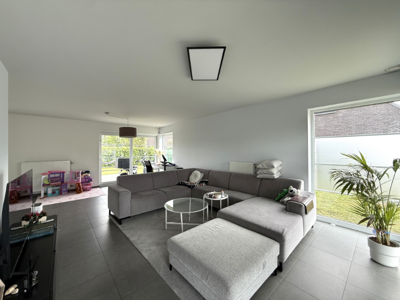 Mooie instapklare villa gelegen in een rustige en recente woonwijk - foto 4