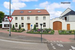 Deze voormalige dokterswoning aan de Rijksweg 904 in Dilsen-Stokkem is er één met volume, karakter en een bijzonder functionele indeling. Gelegen net...