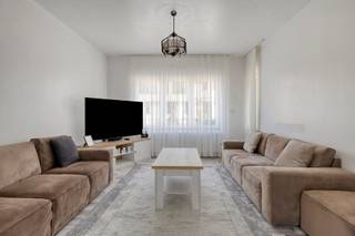 <p>Deze instapklare halfopen woning in Kessel-Lo werd in 2020 volledig gerenoveerd en combineert drie slaapkamers, een garage en veel extra ruimte met een bijzonder praktische ligging vlak bij Leuven. Dankzij de doordachte indeling, de lichtrijke leefruimtes en de bijkomende mogelijkheden op zolder en in de kelder is dit een woning die meteen klaar is voor een nieuwe eigenaar.</p><p>Bij het binnenkomen kom je in een aangename inkomhal met apart toilet. Van hieruit bereik je de lichtrijke woonkamer, waar de natuurlijke lichtinval meteen zorgt voor een open en huiselijk gevoel. De woonkamer sluit aan op de volledig uitgeruste keuken, waardoor de leefruimte praktisch en vlot ingedeeld is voor dagelijks gebruik.</p><p>Op de eerste verdieping bevinden zich drie slaapkamers en een badkamer. De kamers zijn logisch ingedeeld en bieden voldoende comfort voor een gezin, koppel of wie graag een aparte werkruimte heeft. De volledig geïsoleerde zolder vormt een sterke extra troef. Deze ruimte kan perfect ingericht worden als bijkomende slaapkamer, bureau, hobbyruimte of rustige plek om je even terug te trekken.</p><p>Ook de kelder zorgt voor verrassend veel extra mogelijkheden. Deze is bereikbaar via de inkomhal of via de tuin en beschikt over een ruime kamer met raam, ideaal als hobbyruimte, bureau of polyvalente ruimte. Daarnaast is er nog een inkomhal via de tuin en een extra ruimte achteraan die uitstekend kan dienen als opslag.</p><p>Naast de woning bevindt zich een aparte garage. Onder deze garage is bovendien nog extra opslagruimte aanwezig, wat de woning nog praktischer maakt voor fietsen, materiaal of seizoensgebonden spullen. De elektrische installatie is momenteel nog niet conform, maar zal conform zijn tegen de akte.</p><p>De ligging is zonder twijfel een grote troef. Je woont op wandelafstand van het provinciaal domein van Kessel-Lo, met een bushalte voor de deur, op korte fietsafstand van het centrum van Leuven en op slechts één minuut van de oprit van de E314. Zo geniet je van een rustige woonomgeving met een uitstekende bereikbaarheid. Plan jouw bezoek en ontdek zelf hoe comfortabel wonen hier kan zijn.</p>
