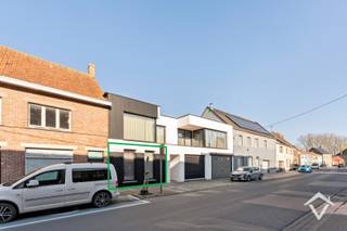 Dit mooi instapklaar appartement is gelegen op het gelijkvloers van een kleine residentie te Leke, bestaande uit 3 appartementen. <br /><br />Het appartement bestaat uit: inkomhal - toilet - living - keuken - terras - tuin - berging - nachthal - 2 slaapkamers - badkamer - garage - gemeenschappelijke fietsenberging.<br /><br />Kortom een lichtrijk nieuwbouwappartement waar u intens kunt genieten van een unieke woonbeleving.<br /><br />Troeven: <br />- centrale ligging <br />- zéér gunstig EPC 11 kwh / (m²jaar), BEN<br />- attest goedgekeurde elektriciteit<br />- instapklaar<br /><br />Direct vrij. Huurprijs 775 €/mnd.