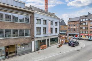 <p>Voor meer info of een bezoek, bel 054 69 39 36 - In het <strong>centrum </strong>van Ninove bevindt zich deze <strong>opbrengsteigendom</strong>, bestaande uit <strong>een handelsruimte (68 m²) en een ruim appartement (143 m²)</strong>, elk met een afzonderlijke ingang. De handelsruimte omvat een vitrine met open winkelgedeelte, een beperkte bergruimte en een afzonderlijk toilet. Bovendien beschikt het pand over <strong>een kelder</strong>. Boven de handelsruimte bevindt zich het <strong>appartement met eigen inkom</strong>. Dit appartement bestaat uit een inkomhal, een gezellige leefruimte met open keuken, een badkamer en een aparte berging. Op de <strong>bovenverdieping </strong>bevinden zich <strong>drie slaapkamers</strong>. <strong>CV aardgas - Centrum Ninove - Buitenschrijnwerk in PVC dubbel glas</strong></p>