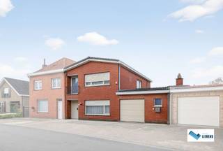 Deze woning is gelegen in het centrum van Koekelare, op wandelafstand van de supermarkten, scholen, winkels, ...Indeling woning:* inkom* toilet*...