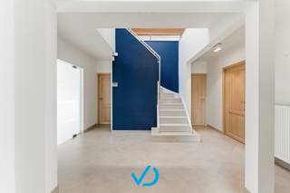In een rustige en groene omgeving langs de Meenseweg in Zillebeke ontdek je deze verzorgde villa waar ruimte, comfort en bereikbaarheid hand in hand gaan. Hier geniet je dagelijks van een open uitzicht en een aangename woonomgeving, terwijl winkels, scholen, openbaar vervoer en belangrijke verbindingswegen zich vlakbij bevinden. Dankzij de snelle aansluiting op de A19 woon je bovendien bijzonder centraal.<br /><br />Bij aankomst word je verwelkomd in een ruime inkomhal die meteen het gevoel van ruimte benadrukt. De lichtrijke leefruimte straalt gezelligheid uit, met de sfeervolle houtkachel als centraal element. Aansluitend vind je de eetplaats en de volledig uitgeruste keuken, voorzien van alle hedendaagse comfort om zorgeloos te koken en samen te genieten.<br /><br />De woning biedt op het gelijkvloers drie ruime slaapkamers, waaronder een master bedroom met praktische dressing. De stijlvolle badkamer is modern afgewerkt en beschikt over een inloopdouche, dubbel lavabomeubel en toilet. Op de verdieping bevinden zich nog twee extra kamers die perfect kunnen dienen als slaapkamers, bureau of hobbyruimte.<br /><br />Een grote troef van deze villa is de volledige onderkeldering. Hier beschik je over heel wat extra bergruimte én een dubbele garage, ideaal voor wagens, fietsen en alle praktische opslag.<br /><br />De woning werd de afgelopen jaren grondig vernieuwd en verkeert in uitstekende staat. Vernieuwde ramen, airconditioning, een moderne keuken en badkamer, ventilatie, zonnewering, camerabewaking en een alarmsysteem zorgen ervoor dat je hier meteen comfortabel en zonder zorgen kan intrekken.<br /><br />Zoek je een ruime en instapklare villa met vijf slaapkamers, dubbele garage en een prachtige groene ligging in Zillebeke? Dan is dit een unieke kans voor wie stijlvol en comfortabel wil wonen op een toplocatie. Plan snel je bezoek en laat je verrassen door de ruimte en het wooncomfort dat deze eigendom te bieden heeft.