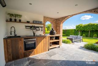This exceptionally spacious villa is peacefully located in Dilbeek, less than 5 minutes from the E40 motorway with easy access to Brussels. Thanks...