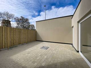 Location<br /><br />Are you looking for a ready-to-move-in home in a prime location? This fully professionally renovated home in Zwijnaarde combines modern living comfort with excellent accessibility.<br /><br />Located a stone's throw from the centre of Zwijnaarde, you can reach Ghent, Merelbeke and Sint-Pieters station in just a few minutes. The connection to the motorway is also smooth and efficient, making this home ideal for commuters.<br /><br />In the immediate vicinity, you will find numerous amenities such as supermarkets, schools, public transport and leisure facilities. Everything you need is within easy reach.<br /><br />Advantages:<br /><br />Completely renovated – ready to move in<br /><br />Central location near Ghent and Zwijnaarde<br /><br />Easy access to motorways and station<br /><br />Close to shops, schools, university and recreation<br /><br />Description<br /><br />This ready-to-move-in property offers a modern and comfortable layout. On the ground floor, there is a bright living room with a fully equipped, modern open kitchen. Adjacent to this is a practical storage room and a guest toilet.<br /><br />The first floor has two full bedrooms, perfect as bedrooms, studies or guest rooms, and a beautifully equipped bathroom. On the second floor, there is a third, very spacious bedroom, which can also serve as a master bedroom or multifunctional room.<br /><br />At the rear of the house, you can enjoy a spacious and conveniently oriented terrace.<br /><br />For information and/or a viewing, please call <span>Guillaume Delbecque <strong>0472/25.70.76</strong></span>