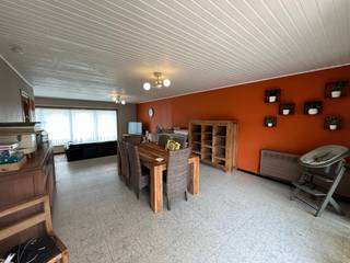 Deze ruime en verzorgde gezinswoning is gelegen in een rustige en aangename buurt en biedt alle comfort voor een gezin. De woning beschikt over drie slaapkamers. Oorspronkelijk waren er twee slaapkamers, maar door het plaatsen van een extra scheidingswand werd een derde slaapkamer gecreëerd, ideaal als kinderkamer, bureau of hobbyruimte. De badkamer is uitgerust met een ligbad en een douchemogelijkheid. De ruime en lichtrijke woonkamer met gezellige sierhaard sluit aan op de volledig uitgeruste keuken, die voorzien is van onder andere een vaatwasser, koelkast, diepvriesvak en voldoende kastruimte. Buiten geniet u van een ruim terras met een elektrisch zonnescherm en een grote tuin waar u in alle rust kunt ontspannen. Daarnaast beschikt de woning over een grote garage met voldoende plaats voor een wagen, fietsen en extra bergruimte. Achter de garage bevindt zich een praktische wasplaats en bovendien is er een zeer ruime, volledig geïsoleerde zolder die ideaal is als extra opslagruimte. De huurprijs bedraagt €1.200 per maand en de woning is beschikbaar vanaf 1 september 2026. Ben je geïnteresseerd in dit pand te huur in Oostende? Ga naar de website www.dermul.be, klik op het pand dat je wenst te huren. Via de knop "ik heb interesse" vragen we u kort een profiel in te vullen. Daarna nemen we contact op voor een bezoek. Telefonisch kunnen er geen afspraken gemaakt worden.