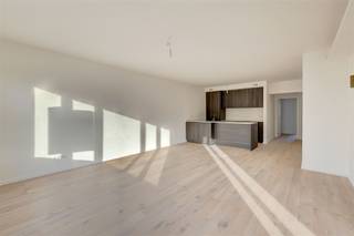 <p><span>Vlakbij de </span><span>Markgravewijk </span><span>vinden we in de Lange Lozanastraat te Antwerpen dit </span><span>nieuwbouw appartement</span><span> te koop. </span><span>Naar bereikbaarheid kan je niet centraler wonen! Het </span><span>centrum van Antwerpen </span><span>bevindt zich op slechts enkele minuten met de fiets of te voet. In no time bereik je </span><span>allerlei winkels</span><span>, horecagelegenheden, openbaar vervoer en scholen.</span><span> </span></p><p><span> </span></p><p><span>Het </span><span>nieuwbouw appartement</span><span> is </span><span>super lichtrijk </span><span>en heeft een bruikbare oppervlakte van zo'n </span><span>116m²</span><span>, heeft </span><span>2 of 3 slaapkamers</span><span>, een </span><span>ruim terras</span><span> (7m²) en een </span><span>kelder</span><span>. </span></p><p><span> </span></p><p><span>* sommige foto's zijn gestaged door AI</span></p><p><span> </span></p><p><span>Indeling</span></p><p><span>- inkomhal</span></p><p><span>- apart toilet</span></p><p><span>- woonkamer en eetkamer</span></p><p><span>- extra kamer; ideaal als bureau of slaapkamer (12m)</span></p><p><span>- open geïnstalleerde keuken</span></p><p><span>- berging met aansluitingen wasmachine/droogkast</span></p><p><span>- slaapkamer 1 (27m²)</span></p><p><span>- slaapkamer 2 (9m²)</span></p><p><span>- ruim terras (7m²)</span></p><p><span>- badkamer met inloopdouche en dubbele lavabo's</span></p><p><span>- kelderberging</span></p><p><span> </span></p><p><span>Algemeen</span></p><p><span>- lift aanwezig</span></p><p><span>- totaalrenovatie gebouw 2024; nieuwbouw vanaf V4</span></p><p><span>- vernieuwd en geïsoleerd dak</span></p><p><span>- individuele nutsvoorzieningen</span></p><p><span>- fietsenberging</span></p><p><span> </span></p><p><span>Troeven</span></p><p><span>- centrale locatie</span></p><p><span>- nieuwbouw</span></p><p><span>- ruim terras</span></p><p><span> </span></p><p><span>Deze verkoop valt onder het btw-stelsel van 21%.</span></p><p><span> </span></p><p><span>Ben jij geïnteresseerd in dit nieuwbouw appartement te koop in Antwerpen, ben je op zoek naar ander vastgoed, een investering of wens je de waarde van jouw eigendom te kennen? Dan ben je bij BOLT immo aan het juiste adres! Wij helpen jou graag verder.</span><span> </span></p>