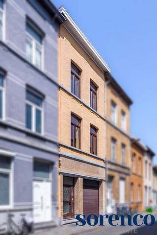 Zeer ruime bel-etagewoning met 4 tot 5 slaapkamers en 3 badkamers in een rustige, doodlopende straat in Antwerpen.Perfect geschikt voor gezinnen of...
