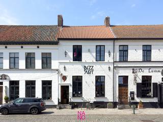 Deze handelswoning is verdeeld over drie niveaus van woning, dakloft, winkel- en expositieruimte, een mooie blend van uiteenlopende functies – wonen, werken, creëren en exposeren.<br />Zuiver privé, combi met atelier, expositieruimte, kantoor of een mix? Alles kan.<br /><br /><strong>Het volledige pand wordt integraal verhuurd, ongemeubeld, inclusief de handelsruimte en de woonverdiepingen.<br />Huurprijs: € 1.995 per maand.</strong><br /><br />Op het gelijkvloers treft men de winkelruimte met berging, toilet, expositieruimte en een handige kitchenette. Deze verdieping vloeit naadloos over naar de zongerichte tuin met ruime tuinberging, ideaal voor extra mogelijkheden. <br /><br />Op de eerste verdieping bevindt zich de lofty woonruimtes vol authentieke elementen en magnifieke uitzichten op zowel het Stadshuis en Marktplein als vanuit het zonneterras op de Molen van Damme. Hier zijn reeds 2 kamers, die momenteel ingedeeld zijn als bureau en logeerkamer en een badkamer. <br /><br />Op de bovenste verdieping geniet de master bedroom in de dakloft van een ongekende sfeer. Hier is ook een authentieke Marokkaanse wastafel, douchecel, ingemaakte kastruimte en een toilet aanwezig. <br /><br />De winkelruimte geeft via een luik ook toegang tot de kelderruimte. <br /><br />Heeft u interesse om dit pand te huren? Contacteer immo NANO via 0471 22 68 18 of info@immonano.be. 