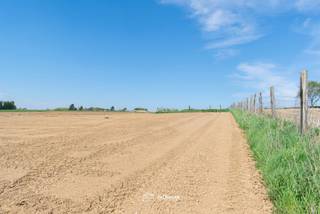 VALIMMAS verkoopt dit perceel landbouwgrond - thans akkerland in agrarisch gebied - met een oppervlakte van 33 are 90 ca. Het perceel is...