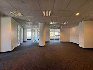 Op het 3e verdiep bieden wij een lichtrijke kantoorruimte van 125 m², deels opgedeeld in 5 aparte kantoren. Voorzien van kitchenette en toilet. Gelegen midden in de stad, op wandelafstand van winkels, horeca en openbaar vervoer. Parking Reep bevindt zich vlakbij voor vlotte parkeermogelijkheden. Ideaal voor kantoren. Direct beschikbaar!<br />Er is een klein terras aanwezig. Lift aanwezig in het gebouw.<br /><br />Onroerende voorheffing ten laste van de huurder. <br />Provisie gemene delen €500 per kwartaal <br /><br />EPC label: D<br />Contacteer Center Office via info@centeroffice.be of 09 279 11 22