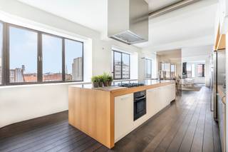 Bent u op zoek naar een exclusieve loft met karakter in centrum Antwerpen? Lees hier dan zeker even verder!<br /><br />Bent u zoek naar een unieke, luxueuze en riante woonst in een historisch kader? Deze adembenemende loft van ca. 325m², gelegen aan de Tunnelplaats 1 in Antwerpen, biedt het beste van twee werelden: de grandeur van een art-decogebouw uit 1937, ontworpen door architect Apollon Lagache, en een hedendaagse afwerking met oog voor detail en comfort.<br /><br />Een architecturaal pareltje op toplocatie<br /><br />Gelegen in een prachtig onderhouden interbellumgebouw, straalt deze loft karakter en klasse uit. De toplocatie, vlakbij het trendy Eilandje, het bruisende historische stadscentrum en Park Spoor Noord, biedt een ideale mix van rust en stedelijke dynamiek. Bovendien zijn invalswegen, openbaar vervoer en het Centraal Station op korte afstand te bereiken.<br /><br />Indeling: ruimte, licht en luxe<br /><br />Op de vijfde verdieping betreedt u de loft via een stijlvolle inkomhal met vestiaire en apart gastentoilet. Vervolgens komt u in de royale, lichtrijke leefruimte met een imposante gevelbreedte en grote raampartijen die zorgen voor een overvloed aan natuurlijk licht. De woonkamer is voorzien van een massieve parketvloer en een ingewerkte gashaard, wat bijdraagt aan de warme en gezellige sfeer. Aansluitend bevindt zich een hoogwaardige en kwalitatieve keuken met kookeiland en alle moderne toestellen. Een bijzondere troef is de cirkelvormige ruimte aan de leefruimte, ideaal als bureau of leeshoek, met een fenomenaal uitzicht over de stad.<br /><br />Royale slaapkamers en twee ruime badkamers<br /><br />Momenteel beschikt de loft over twee ruime slaapkamers. Er is echter voldoende ruimte om eenvoudig twee extra slaapkamers te creëren. De masterbedroom is voorzien van een volledig ingemaakte dressing en een ensuite badkamer met dubbele lavabo, een ligbad, grote inloopdouche en ingemaakte kasten. Daarnaast is er een tweede badkamer met douche, lavabo en aansluitingen voor was- en droogmachine. Tot slot is er ook nog extra bergruimte voorzien.<br /><br />Fantastisch 360° terras en extra voorzieningen<br /><br />Het appartement heeft toegang tot een adembenemend gemeenschappelijk dakterras van maar liefst 200m² met een panoramisch uitzicht over de hele stad. Hier kunt u heerlijk genieten van zonnige dagen, barbecues organiseren of ontspannen met vrienden en familie.<br /><br />Tot slot beschikt het appartement over een grote aparte kelderberging en is er een mogelijkheid tot aankoop van een overdekte autostaanplaats (35.000).<br /><br />Extra troeven:<br /><br />-Inpandige garage met mogelijkheid plaatsing laadpaal (35 000 euro)<br /><br />-Gigantisch gemeenschappelijk dakterras met panoramisch zicht over Antwerpen<br /><br />-Ruime aparte kelderberging<br /><br />-Gunstig EPC en conforme elektriciteit<br /><br />-Asbestvrij<br /><br />-Lage gemeenschappelijke kosten<br /><br />-Hoogwaardige afwerking<br /><br />Bent u op zoek naar een unieke woonervaring op een toplocatie in Antwerpen? Deze exclusieve loft combineert ruimte, luxe en een uitzonderlijke architecturale waarde. Mis deze kans niet en plan vandaag nog een bezoek!